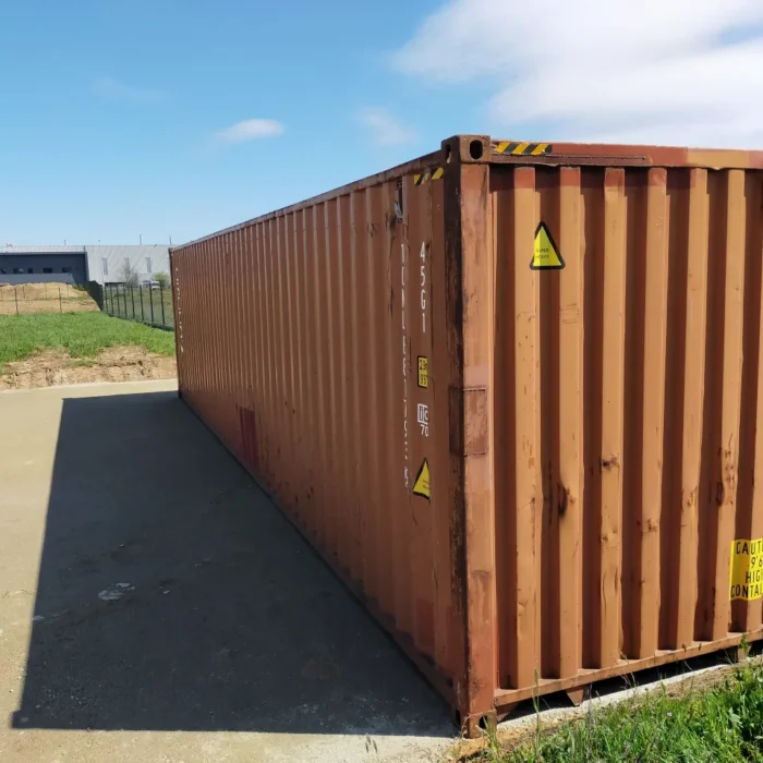 Avant-dun-container-maritime-de-40-pieds-high-cube.webp