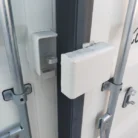 Container-maritime-20-pieds-dry-premier-voyage-avec-boitier-protege-cadenas-de-serie.webp