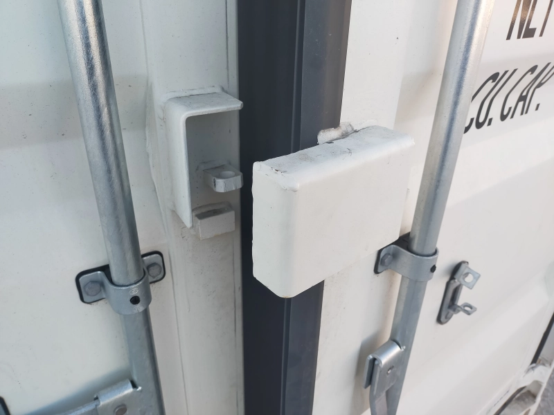 Container-maritime-20-pieds-dry-premier-voyage-avec-boitier-protege-cadenas-de-serie.webp Container-maritime-20-pieds-dry-premier-voyage-avec-boitier-protege-cadenas-de-serie.webp